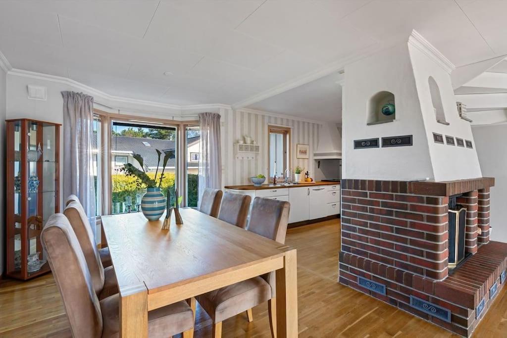Large Home In Sola Tananger Bagian luar foto