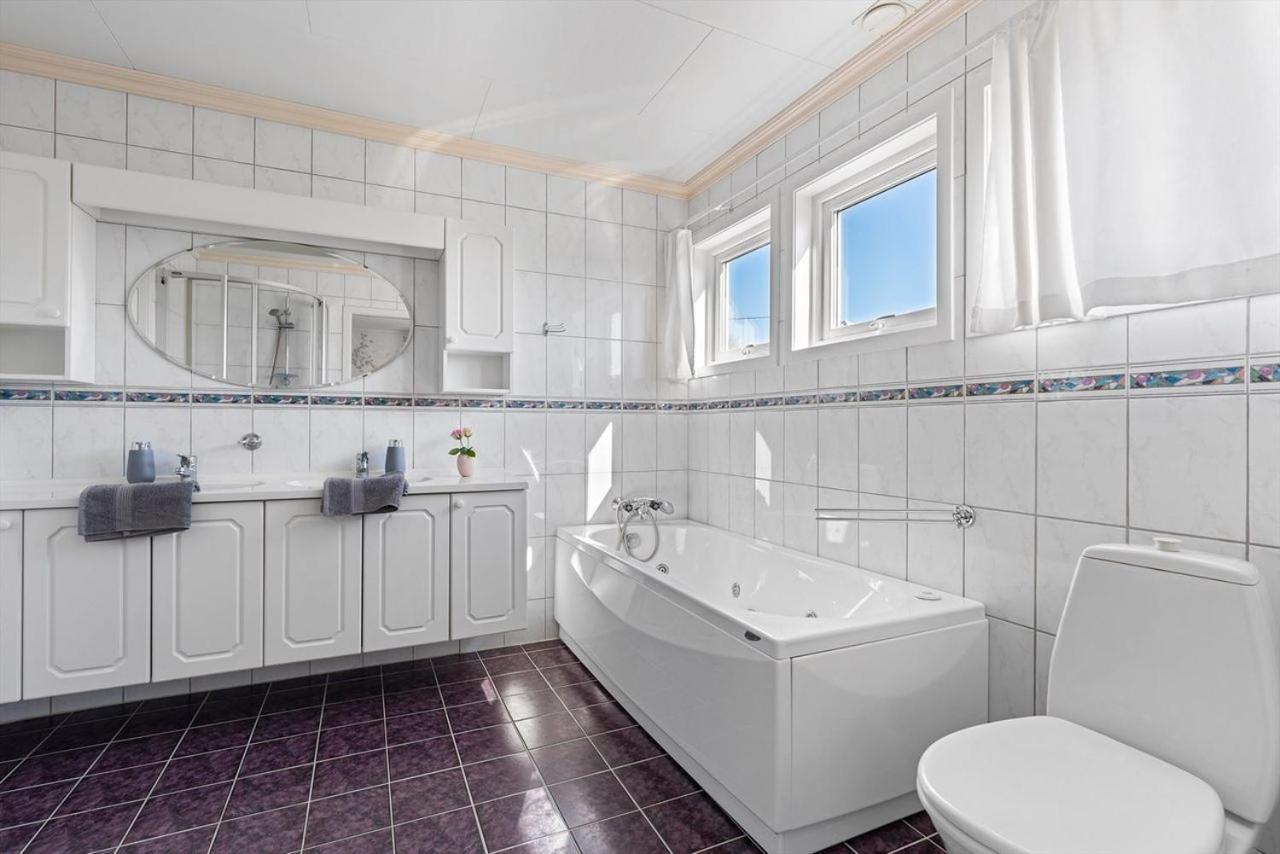 Large Home In Sola Tananger Bagian luar foto